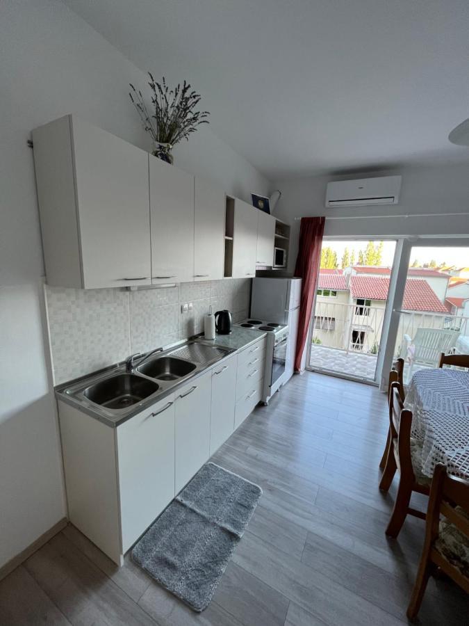 אומיס Apartman Ivica מראה חיצוני תמונה